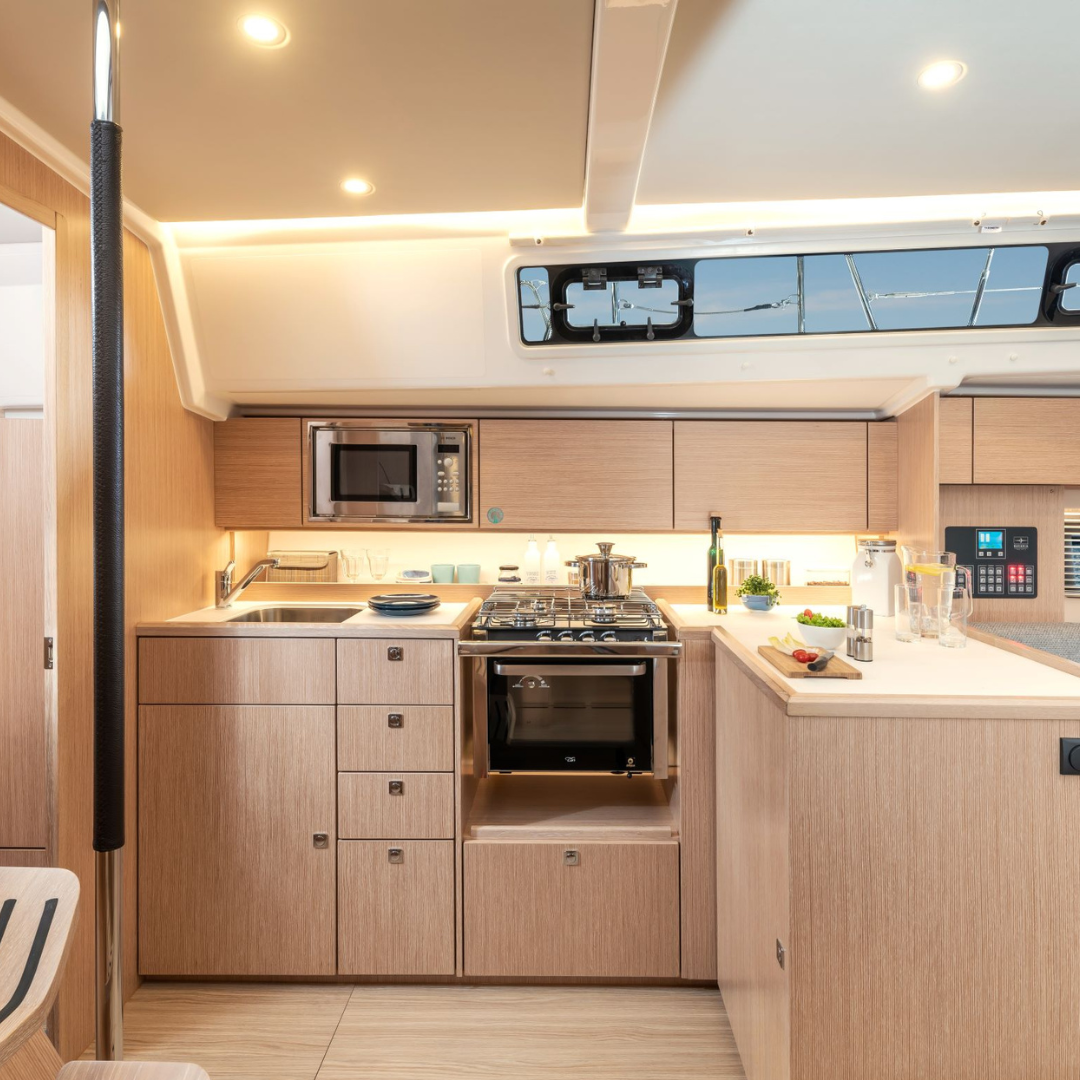 Bavaria C42 photo 4